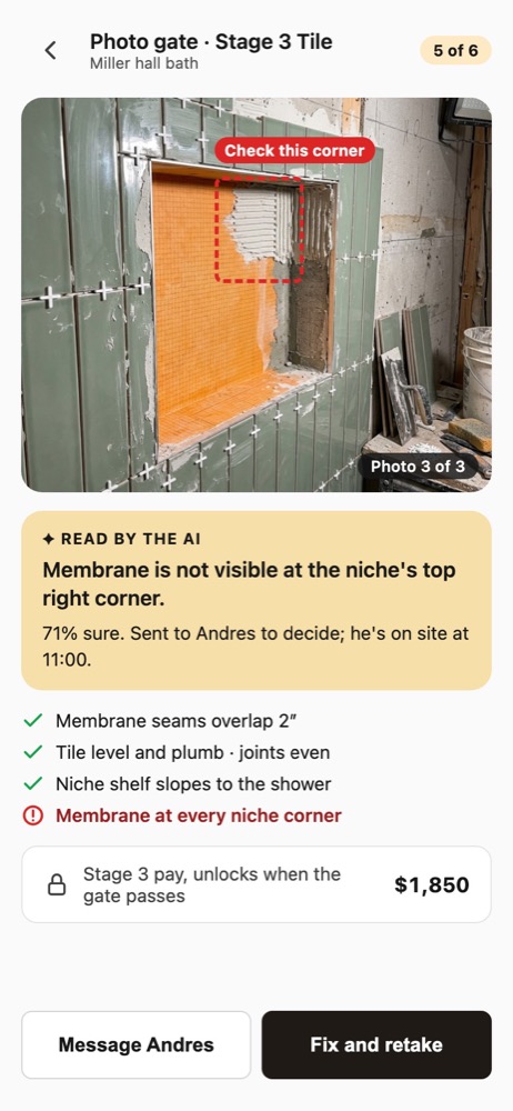 Pantalla de la app con la revisión fotográfica de la etapa de azulejo y su lista de puntos a verificar